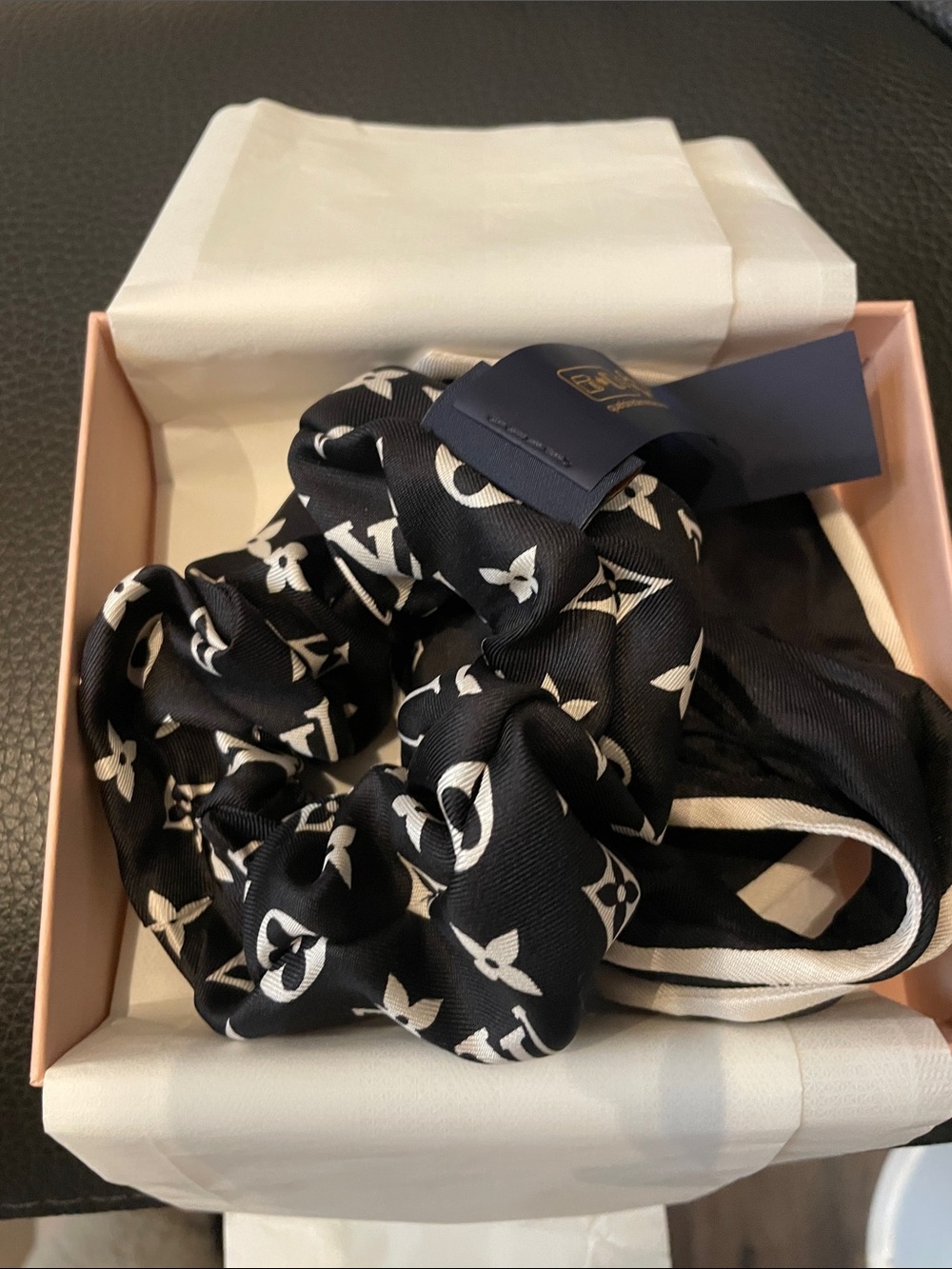 Louis Vuitton Monogram Silhouette Scrunchie new with receipts
M97250 - Picture 6 of 13